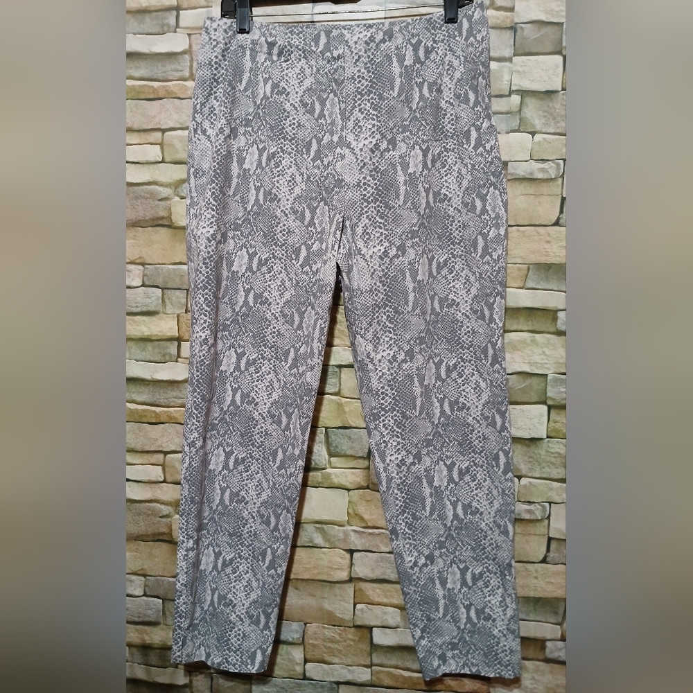 Womens Size 18 White Gray Snake Print Cropped Pants